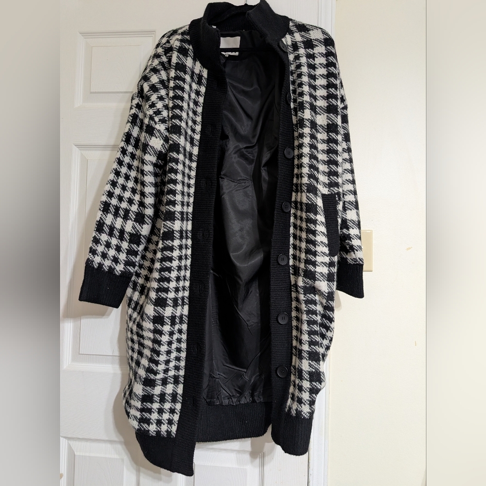 Elegant Black and White Houndstooth Cardigan
